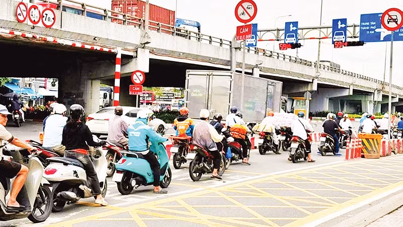 Vạch mắt võng mầu vàng, nơi người điều khiển xe không được dừng, đỗ.
