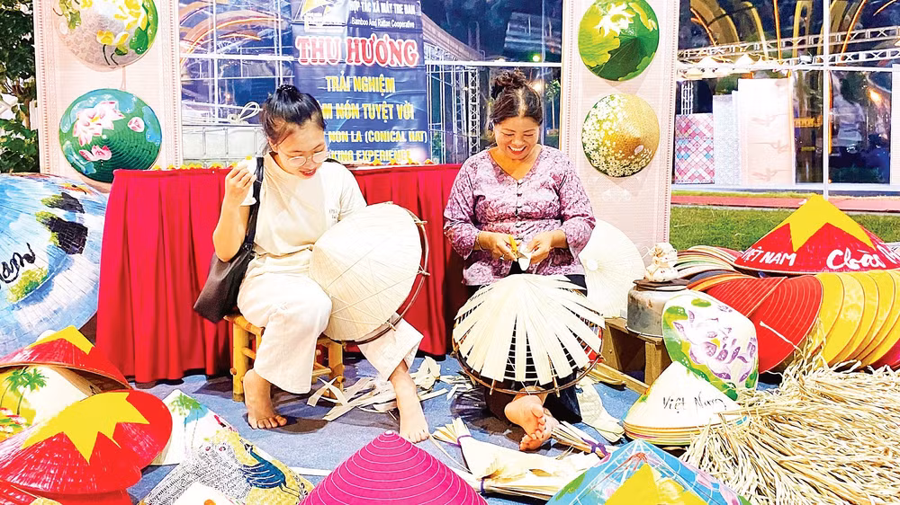 Khu vực làm nón lá truyền thống đem đến trải nghiệm thú vị cho khách tham quan.