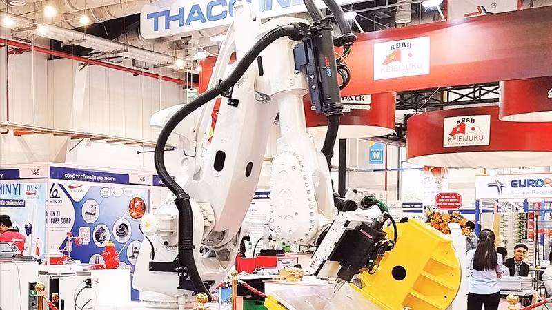Máy móc, thiết bị do THACO Industries sản xuất được trưng bày tại Diễn đàn “Thúc đẩy phát triển công nghiệp hỗ trợ Việt Nam trong chuỗi cung ứng toàn cầu”.