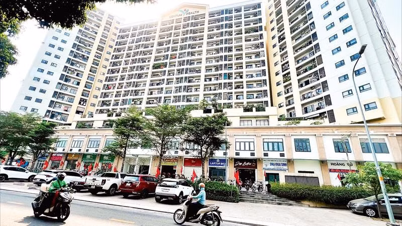 Chủ đầu tư chung cư Centum Wealth (phường Tăng Nhơn Phú) đang thực hiện thủ tục để cơ quan chức năng cấp sổ hồng cho cư dân.