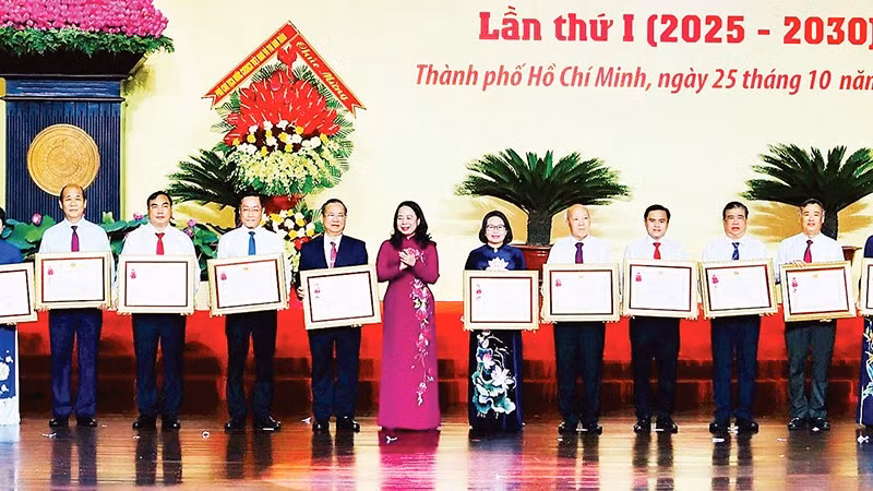 Phó Chủ tịch nước Võ Thị Ánh Xuân trao Huân chương Lao động hạng nhất và hạng nhì tặng các cá nhân tại Đại hội thi đua yêu nước Thành phố Hồ Chí Minh lần thứ nhất (2025-2030).