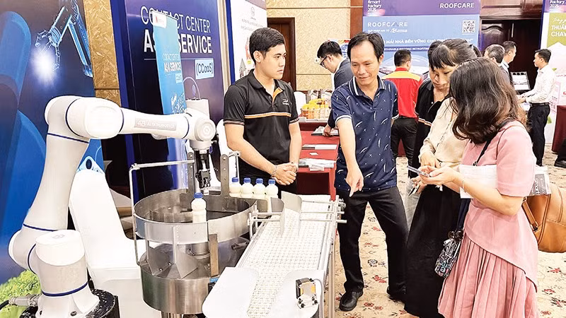 Đại biểu tham quan, tìm hiểu một mô hình dây chuyền sản xuất thông minh tại một hội thảo liên quan mới đây.