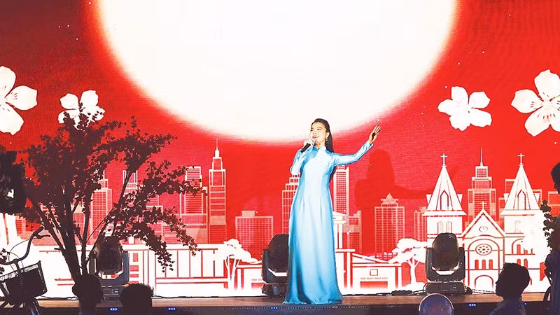 Ca sĩ Thanh Ngọc biểu diễn trong chương trình“Những ngày văn học, nghệ thuật Thành phố Hồ Chí Minh”. 