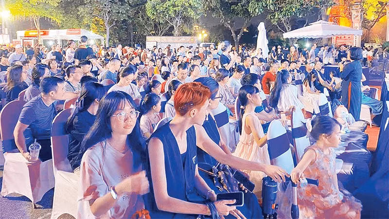Không khí một buổi giao lưu về sách tại Hội sách Hà Nội 2025. 