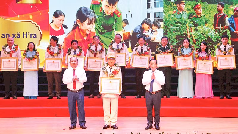 Trung úy Lê Tuấn Thành, Công an xã H’ra, nhận Bằng khen của Ủy ban nhân dân tỉnh Gia Lai tại Đại hội Thi đua yêu nước tỉnh Gia Lai lần thứ I.