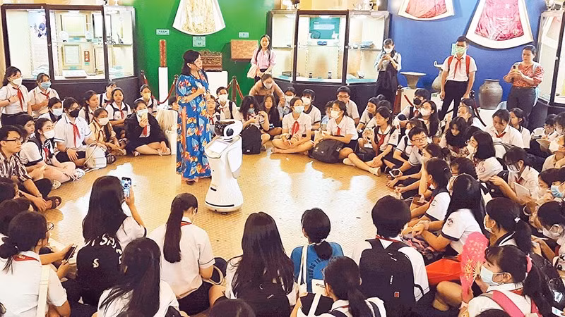 Học sinh tham quan Bảo tàng Lịch sử Thành phố Hồ Chí Minh. 