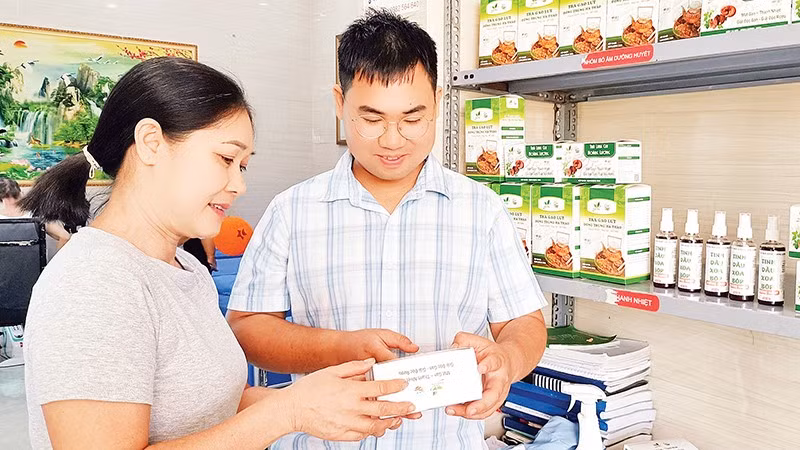 Anh Hoàng Văn Lương (xã Đông Tiền Hải) xây dựng thành công 2 sản phẩm OCOP 3 sao là Trà linh chi và Trà gạo lứt đông trùng hạ thảo. 