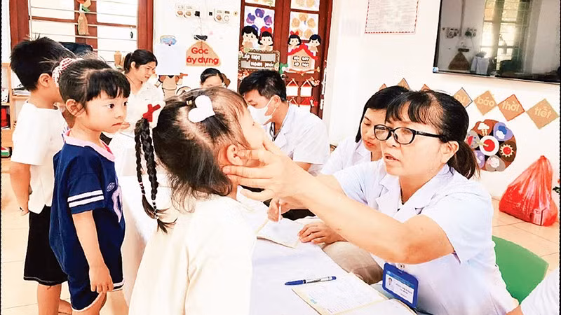 Trạm Y tế phường Đa Mai tổ chức khám bệnh sàng lọc cho các cháu độ tuổi mầm non trên địa bàn phường. 