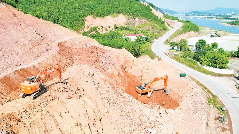 Thi công dự án cải tạo, nâng cấp QL 4B đoạn qua xã Tiên Yên (Ảnh QUANG THỌ) 