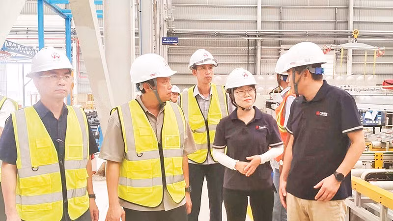 Lãnh đạo Sở Công thương Hải Phòng khảo sát thực tế hạ tầng Cụm công nghiệp Cao Thắng và Dự án Nhà máy sản xuất nhôm hợp kim định hình của Công ty TNHH Global Xingfa (Việt Nam) (Ảnh HUYỀN TRANG) 