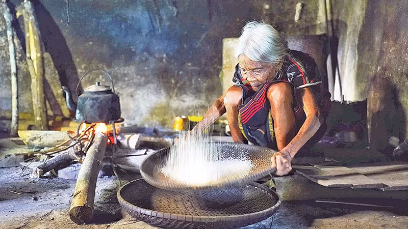 Được hỗ trợ, đời sống đồng bào dân tộc thiểu số ở dãy Trường Sơn đã thay đổi tích cực.
