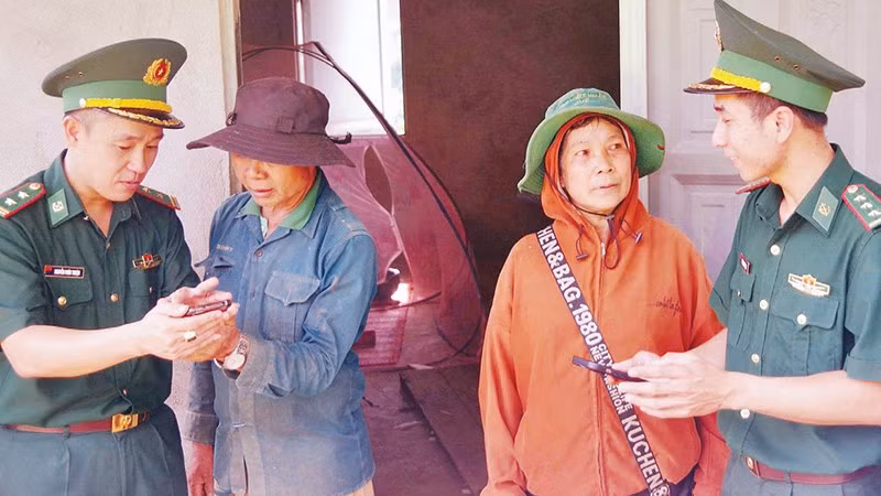 Cán bộ các đồn biên phòng khu vực biên giới đất liền phía tây Lâm Đồng đến tận nhà dân để tuyên truyền, phổ biến pháp luật (Ảnh NGUYỄN NAM) 
