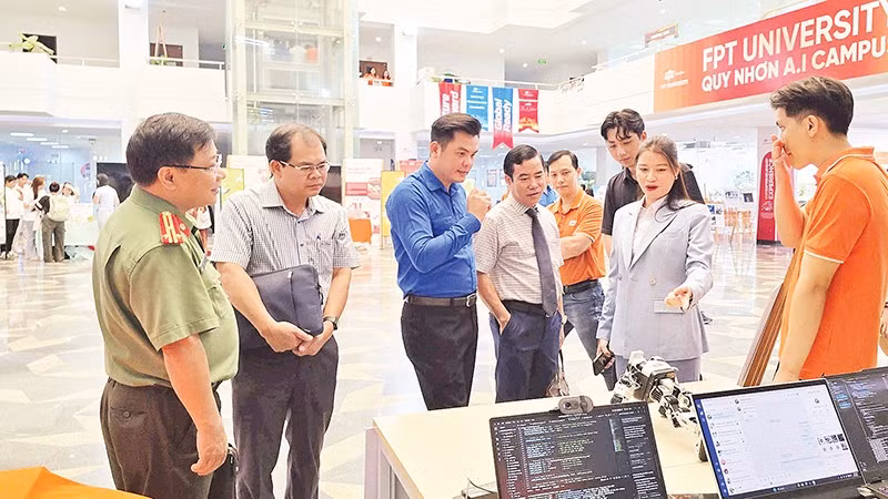 Các đại biểu tìm hiểu điều khiển mô hình robot bằng AI. 