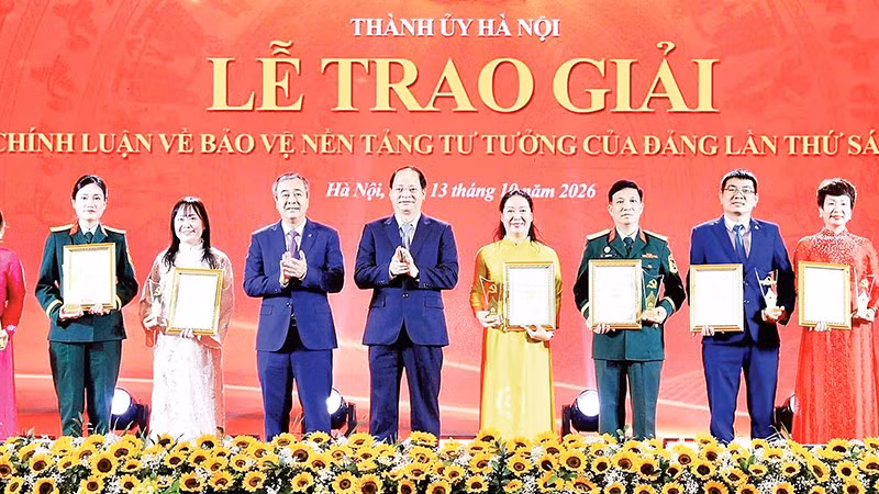 Lãnh đạo Ban Tuyên giáo Trung ương và Thành ủy Hà Nội trao Giải nhất tặng các tác giả (Ảnh THÁI QUANG) 