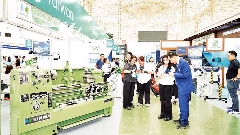 Các doanh nghiệp trong nước và nước ngoài trao đổi thông tin, cơ hội hợp tác tại Triển lãm Quốc tế về Cơ khí chính xác và sản xuất chế tạo MTA Hanoi 2026. 