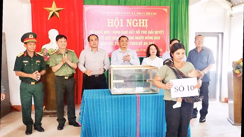 Ủy ban nhân dân xã Dray Bhăng tổ chức bốc thăm giao đất hỗ trợ giải quyết đất ở, đất sản xuất cho đồng bào dân tộc thiểu số theo Đề án 104 (Ảnh CÔNG LÝ) 