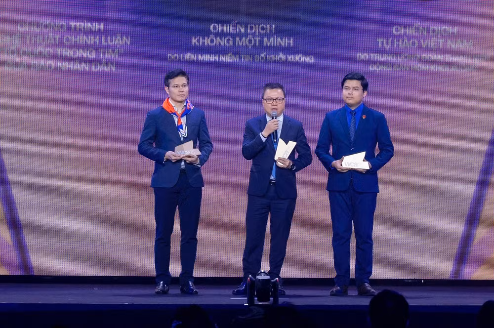 Đồng chí Lê Quốc Minh, Ủy viên Trung ương Đảng, Tổng Biên tập Báo Nhân Dân, Phó trưởng Ban Tuyên giáo và Dân vận Trung ương, Chủ tịch Hội Nhà báo Việt Nam tại đêm Gala trao giải WeChoice Awards 2025. (Ảnh: Ban tổ chức)