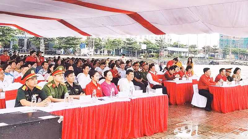 Các đại biểu dự chương trình (Ảnh ĐÌNH PHƯỢNG) 