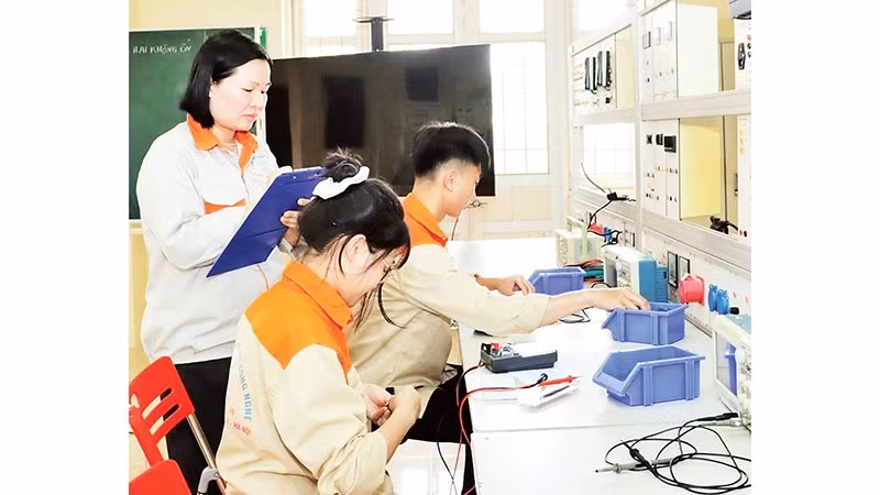 Trong giờ học tại Trường cao đẳng nghề Kỹ thuật công nghệ, xã Phúc Thịnh, Thành phố Hà Nội (Ảnh KTCN) 