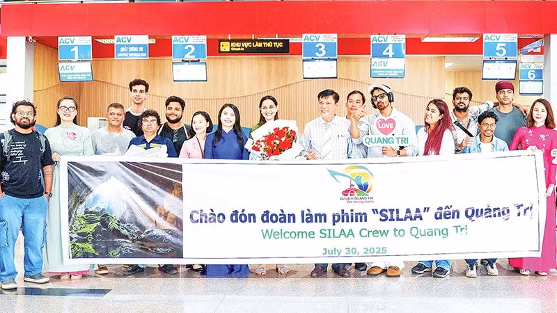 Sở Văn hóa-Thể thao và Du lịch tỉnh Quảng Trị đón đoàn làm phim Silaa tại Cảng hàng không Đồng Hới. 