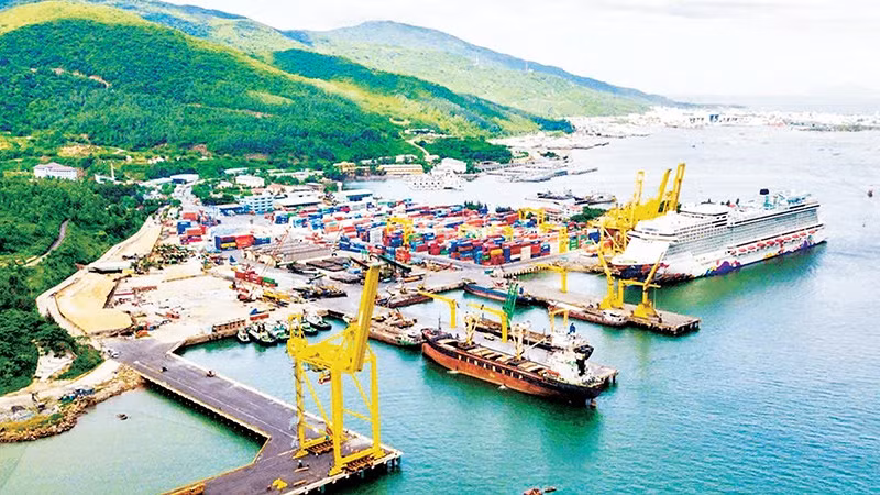 Cảng nước sâu Chân Mây thuộc Khu kinh tế Chân Mây-Lăng Cô là không gian phát triển công nghiệp, đô thị, du lịch, logistics cho Huế. 