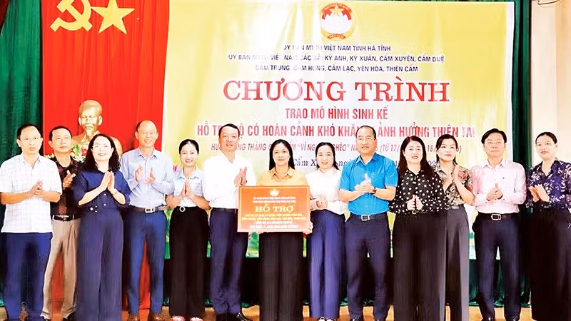 Lãnh đạo tỉnh Hà Tĩnh trao biểu trưng hỗ trợ mô hình sinh kế cho người dân (Ảnh NGÔ TUẤN) 