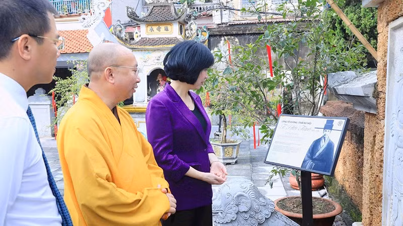 Đại diện Hội đồng nhân dân Thành phố Hà Nội nghe giới thiệu về công lao, đóng góp của danh nhân Tô Hiến Thành tại đền Văn Hiến, nơi thờ phụng ông tại xã Ô Diên, Hà Nội (Ảnh KL) 