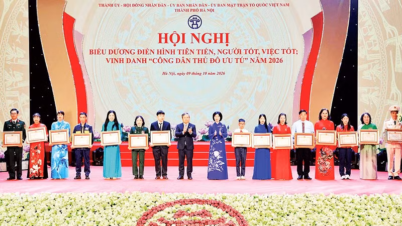 Lãnh đạo Thành phố Hà Nội tặng bằng khen cho các cá nhân điển hình tiên tiến, người tốt việc tốt năm 2026 (Ảnh THÀNH THÁI) 