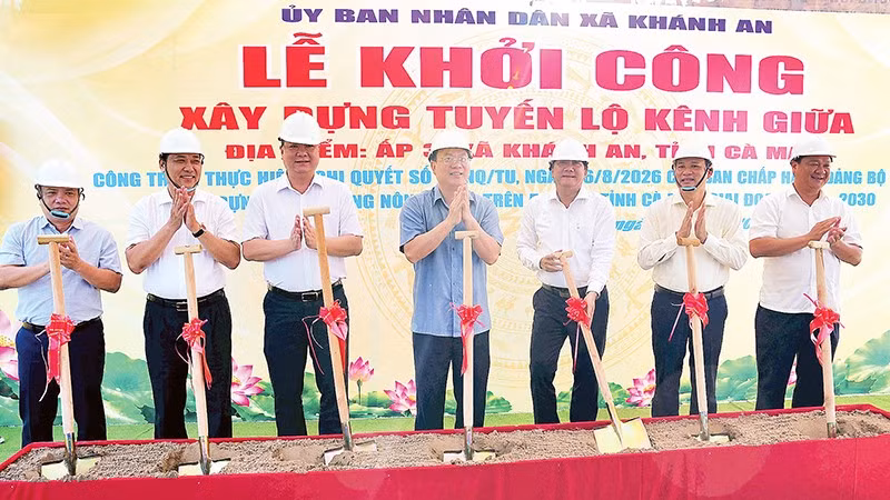 Đồng chí Nguyễn Hồ Hải, Ủy viên Trung ương Đảng, Bí thư Tỉnh ủy Cà Mau (giữa) cùng lãnh đạo sở, ngành và xã Khánh An thực hiện nghi thức khởi công lộ giao thông nông thôn tuyến lộ Kênh Giữa. 