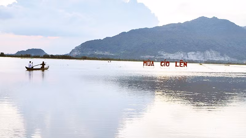 Du khách trải nghiệm check-in cảnh đẹp bóng núi Cô Tô trong hoàng hôn. 
