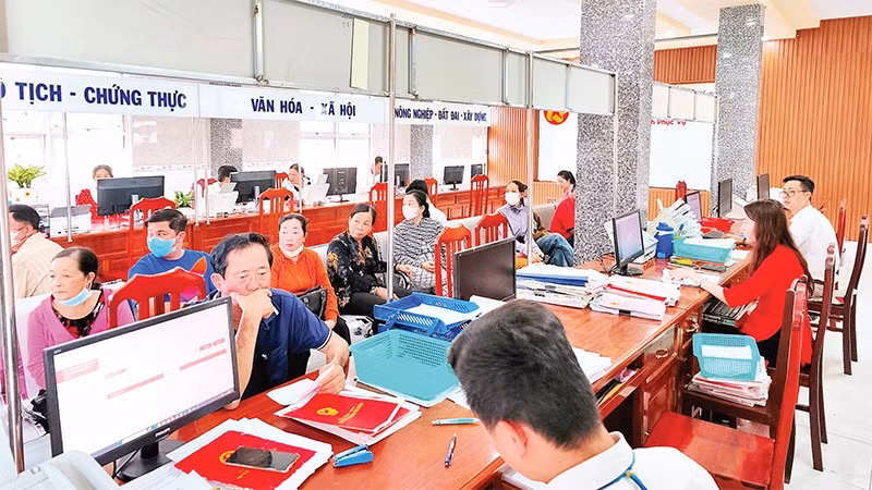 Giải quyết thủ tục hành chính tại các đơn vị cấp xã ở Cà Mau đang được đơn giản hóa thủ tục nhằm tạo thuận lợi nhất cho người dân. 