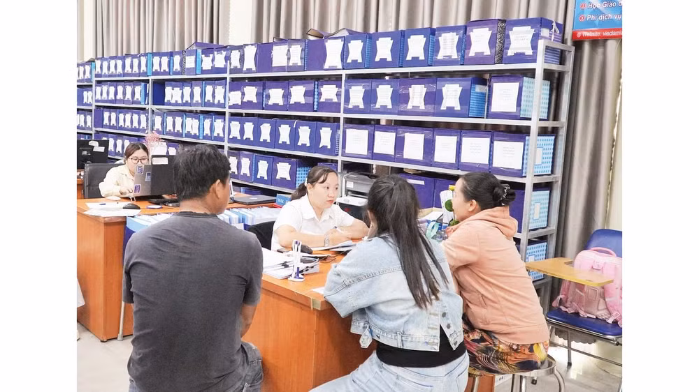 Người dân đến Trung tâm Dịch vụ việc làm tỉnh Đồng Tháp để được tư vấn, làm thủ tục đi lao động có thời hạn ở nước ngoài theo hợp đồng.