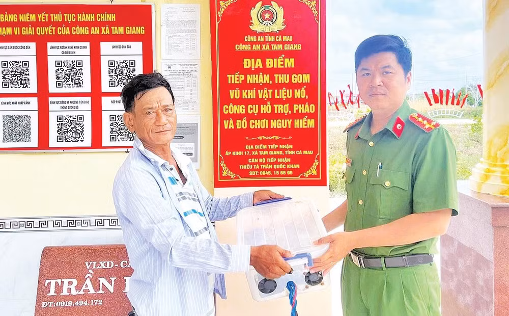 Công an xã Tam Giang tiếp nhận bộ kích điện do người dân giao nộp. 