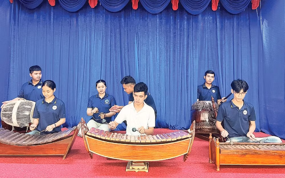 Sinh viên học biểu diễn các nhạc cụ truyền thống của đồng bào dân tộc Khmer.
