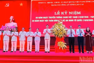 Lãnh đạo tỉnh Lào Cai chúc mừng 80 năm Ngày truyền thống Công an nhân dân Việt Nam. (Ảnh: THANH SƠN)