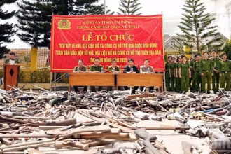 Quang cảnh lễ tổ chức tiêu hủy vũ khí, vật liệu nổ và công cụ hỗ trợ qua cuộc vận động toàn dân giao nộp.