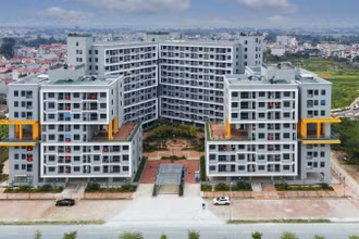 Các địa phương phải đôn đốc chủ đầu tư tập trung nguồn lực, thi công với tinh thần “vượt nắng, thắng mưa”, hoàn thành 26.000 căn nhà ở xã hội ngay trong năm 2025. (Ảnh: PV)