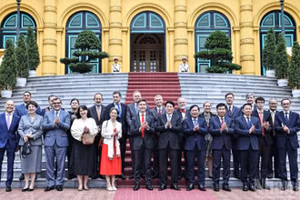 Chủ tịch nước Lương Cường cùng đại sứ, đại biện các nước thành viên Liên minh châu Âu tại Việt Nam tham dự buổi tiếp tại Phủ Chủ tịch.