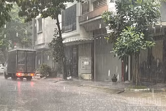 Vào thời điểm 17 giờ 50 phút, ngày 12/7, một số nơi thuộc khu vực nội thành Hà Nội đang có mưa rào. (Ảnh minh họa: Đ.T)