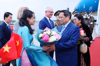 Cán bộ, nhân viên Đại sứ quán Việt Nam tại Estonia đón Thủ tướng Phạm Minh Chính và Phu nhân. Ảnh: TTXVN 
