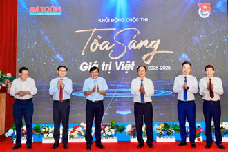 Các đại biểu thực hiện nghi thức phát động cuộc thi Toả sáng giá trị Việt năm 2025-2026.