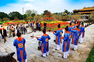 Du khách thưởng thức nhã nhạc cung đình tại Đại Nội. (Ảnh QUANG VINH)