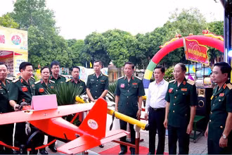 Thủ trưởng Bộ Tư lệnh Quân khu 4 tham quan trưng bày sáng kiến cải tiến kỹ thuật. (Ảnh: Báo Quân khu 4)