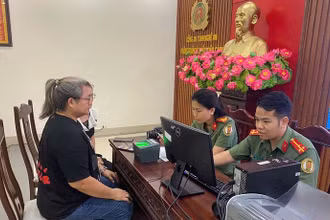 Cán bộ Phòng Quản lý xuất nhập cảnh hướng dẫn chu đáo các thủ tục cấp tài khoản định danh điện tử mức độ 2 cho người nước ngoài.