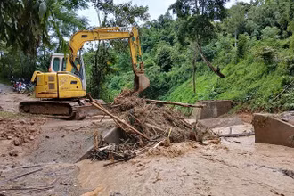 Đơn vị chức năng khắc phục những điểm sạt lở trên tuyến đường liên xã: Huồi Tụ- Na Loi-Keng Đu. (Ảnh: PỊT THỊ HÀ)