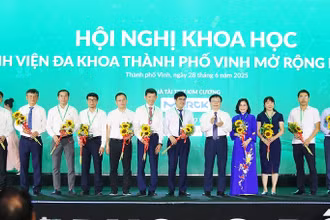 Lãnh đạo Ủy ban nhân dân tỉnh Nghệ An tặng hoa cho đại diện lãnh đạo Bộ Y tế, các sở y tế, các trường địa học, bệnh viện.
