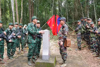 Hai đội trưởng trao đổi tình hình liên quan đến an ninh biên giới ngay tại cột mốc.