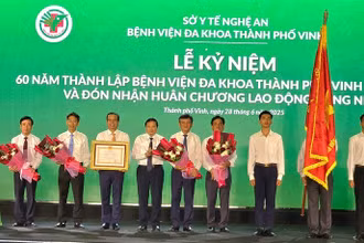 Lãnh đạo Bệnh viện Đa khoa thành phố Vinh vinh dự đón nhận Huân chương Lao động hạng Nhất.