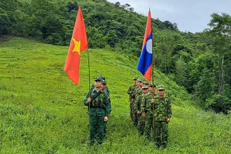 Đội hình tuần tra song phương giữa Đồn Biên phòng Cửa khẩu quốc tế Nậm Cắn và Đại đội Bảo vệ biên giới 221.