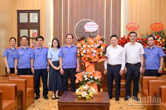 Đoàn Viện Kiểm sát nhân dân tối cao chúc mừng Báo Nhân Dân.
